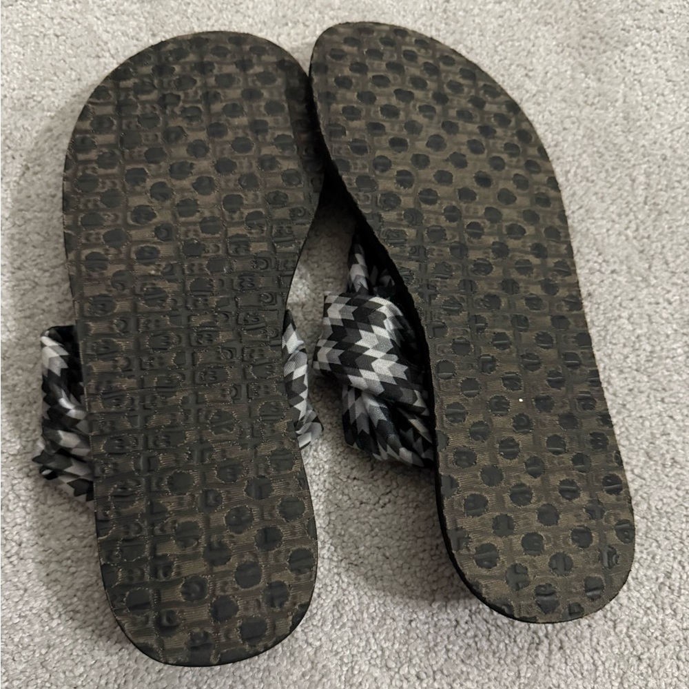 Sanuk black/grey Yoga Sling flip flops Size 8 - Picture 2 of 3
